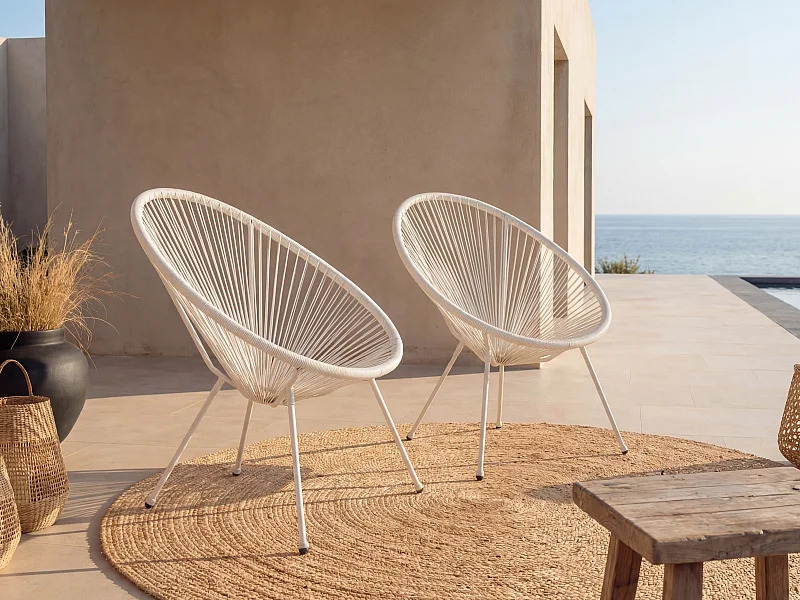 Sillones de exterior en una terraza frente al mar