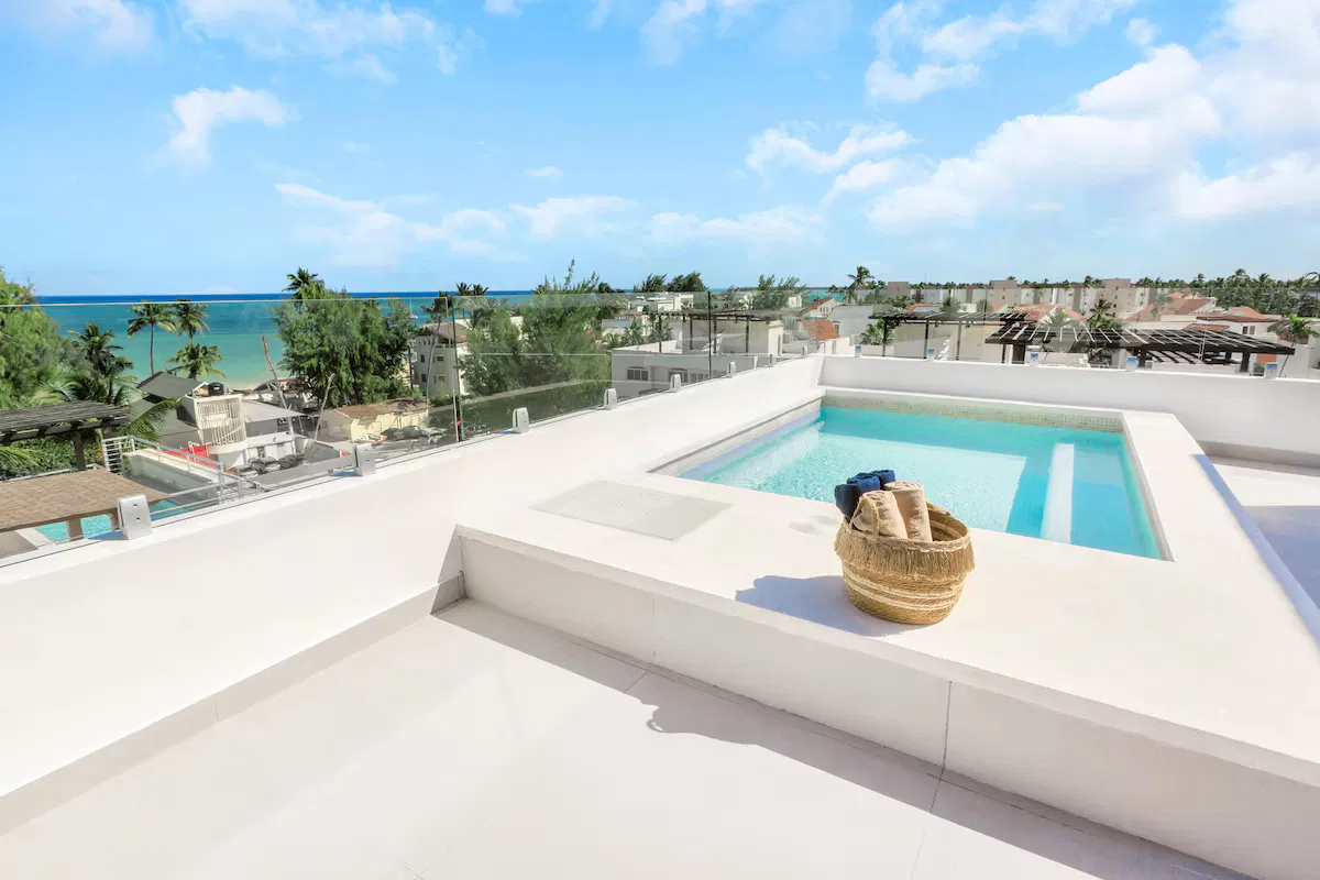 Azotea con piscina y vistas al mar de una propiedad en República Dominicana