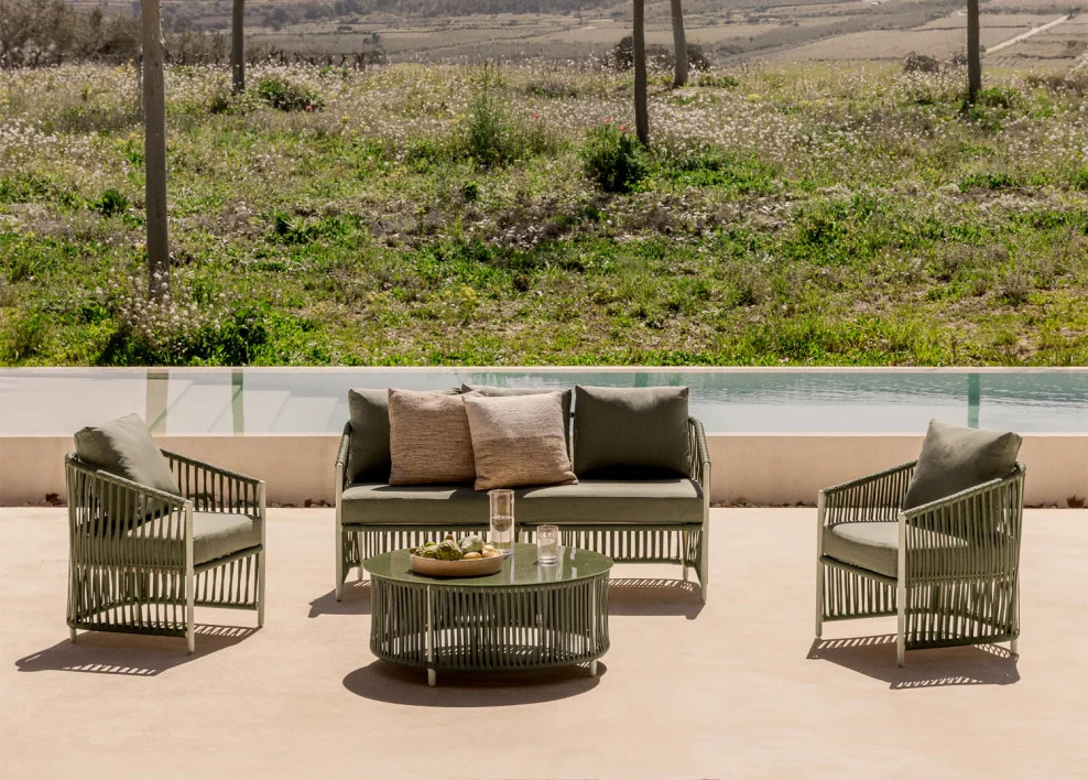 Conjunto de sofás de exterior junto a la piscina