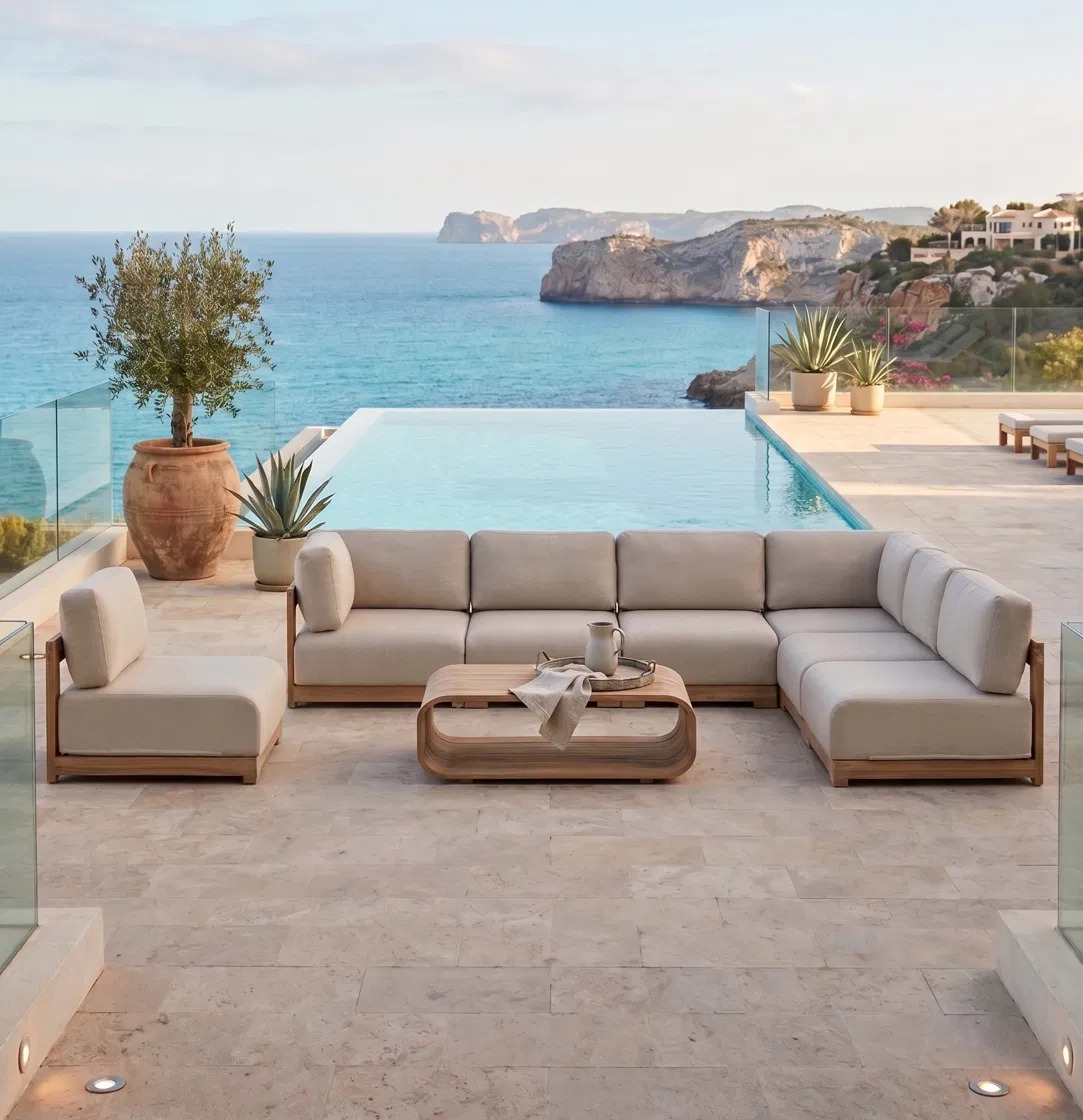 Sofá modular de exterior junto a piscina infinita con vistas al mar