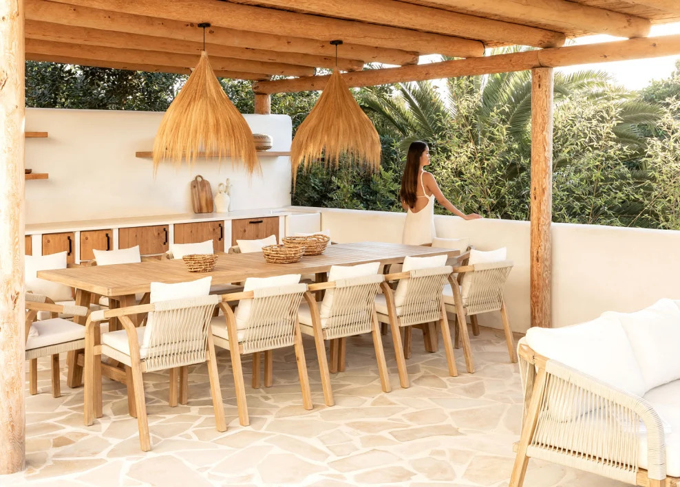 Comedor exterior bajo pérgola