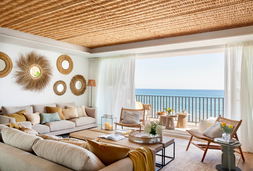 Salón con vistas al mar amueblado por inecohaus