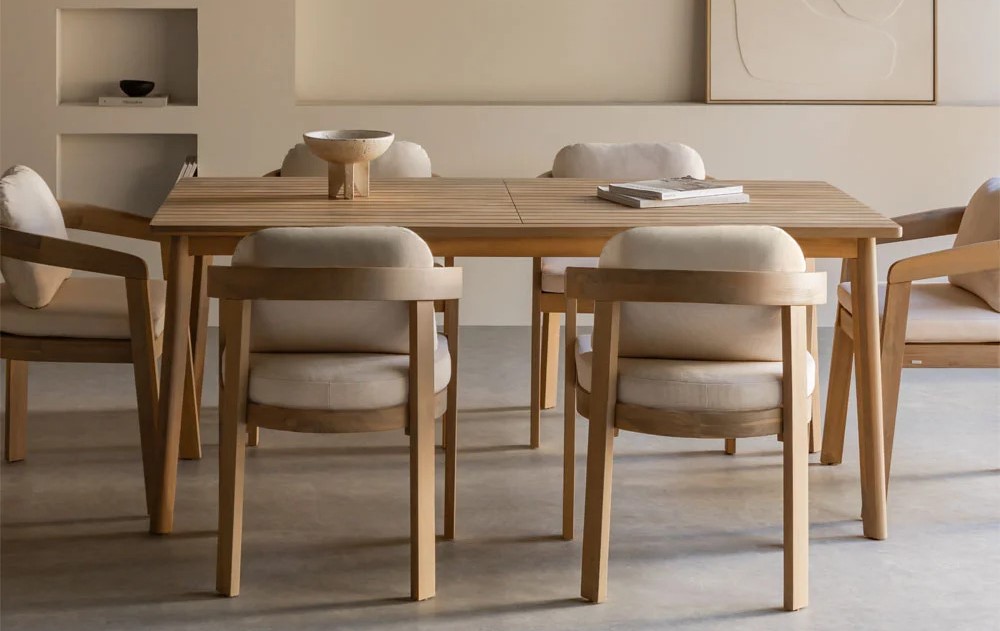 Comedor con mesa y sillas de madera